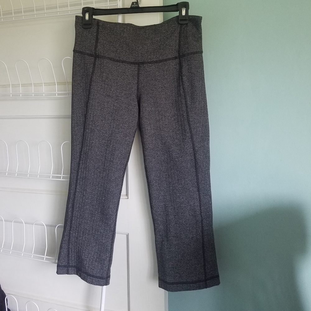 Lululemon Athletica Cropped Capri Chevron Pattern Slit Calves Leggings Active